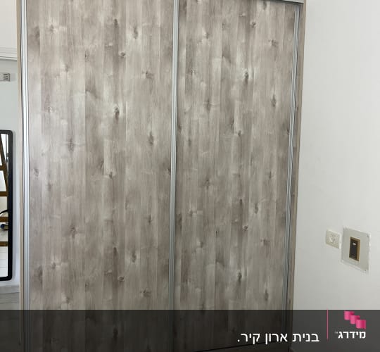 ארון עץ עם דלתות הזזה בחדר